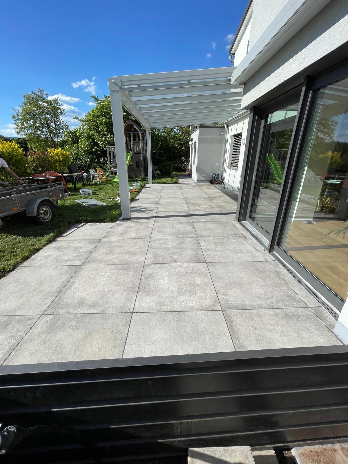 Neu gebaute Terrasse mit Überdachung